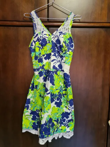 Vestido Floral com Detalhe em Renda