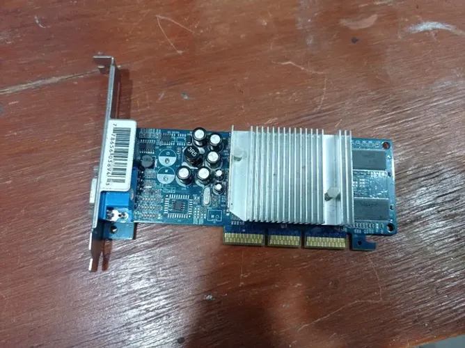 Placa de Vídeo para colecionador - NVIDIA GeForce Fx 5200 - 128 MB DDR TV