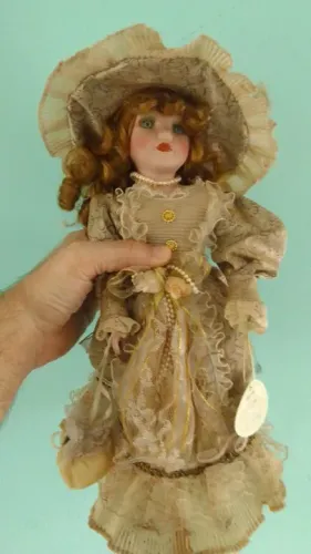 Boneca de porcelana Esmeralda