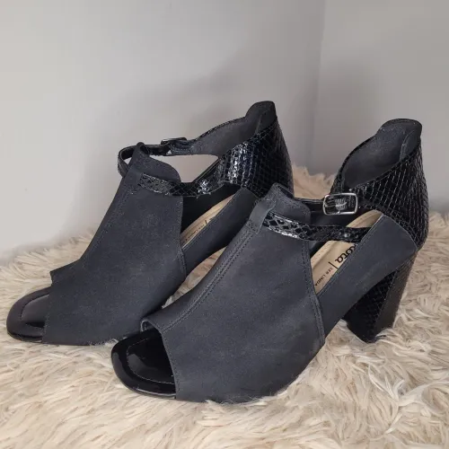 PROMOÇÃO Sandália feminina de salto grosso dakota- tamanho 39