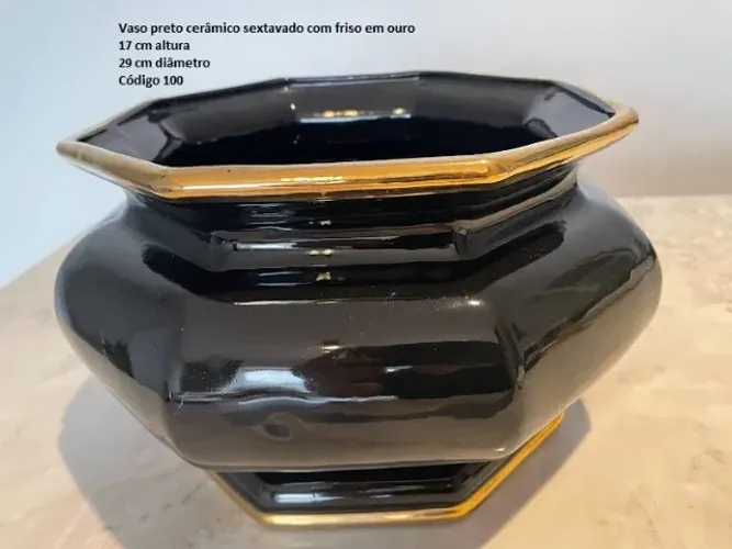 Vaso sextavado grande com frizo dourado