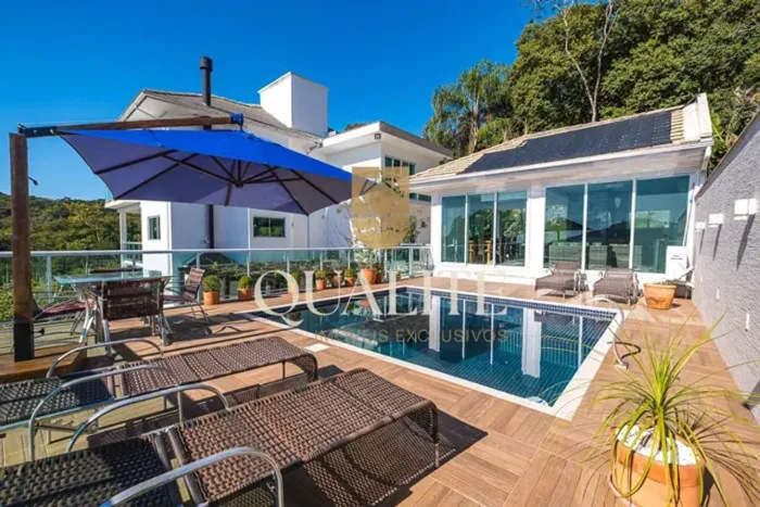 Excelente Casa Alto Padrão , 511m2 privativos, 4 dormitórios, 4 vagas, no Pantanal