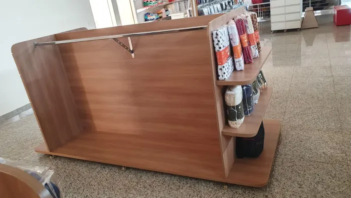 Armário de Parede com Prateleiras e Varão para Roupas