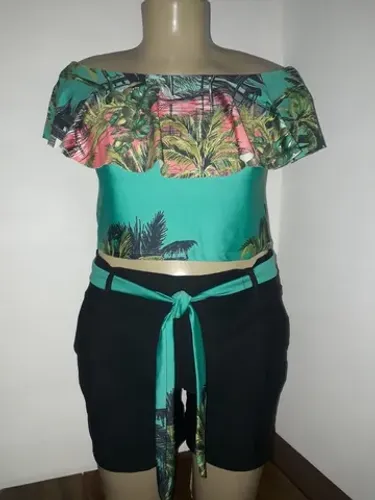 Conjunto short preto e cropt verde estampado com babado Tam XG