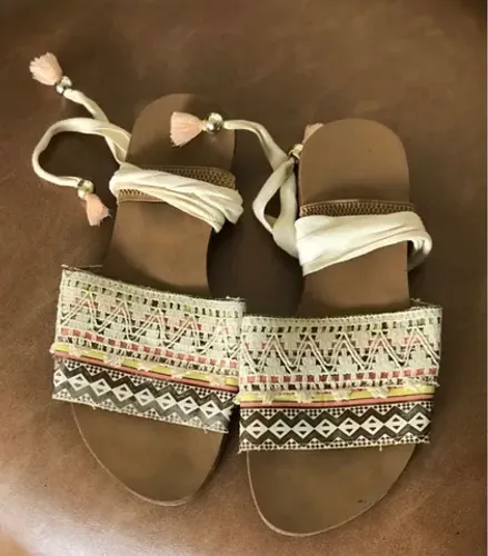 Rasteira couro amarração na perna 