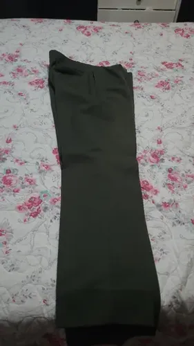 Calça de sarja verde oliva conforme RUE. 