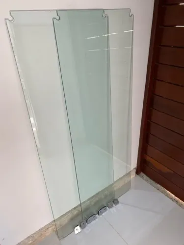 Vidro Temperado 8mm Med. 1.55m Cump. por 58cm Larg. Cada c/ Ferragens