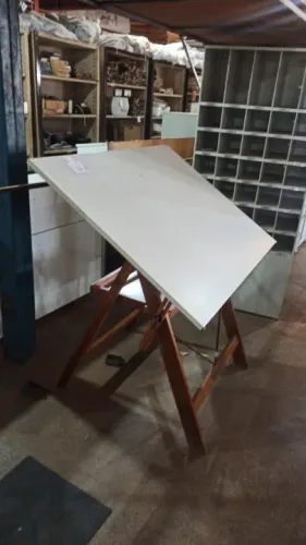 Mesa de Desenho com tampo inclinável