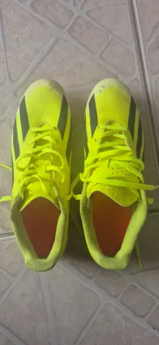 Chuteira de trava adidas