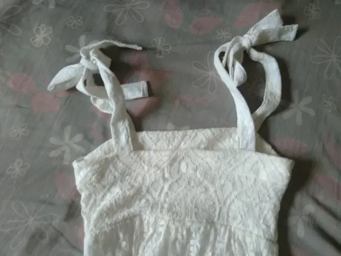 Vestido midi de renda com recorte e amarração alça larga off white C&A