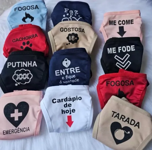 Calcinhas com frases.
