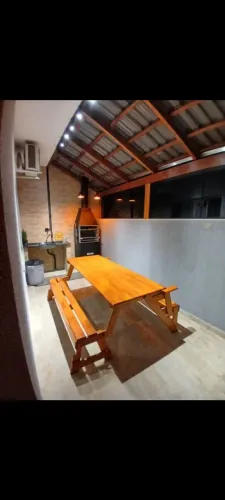 Mesa de madeira dobrável para área externa