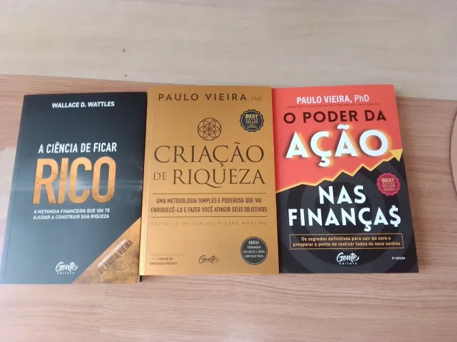 Box Paulo Vieira com três livros em excelente estado de conservação.