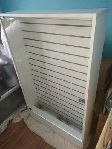 Expositor em MDF Branco com Porta de vidro com Chave e Iluminado com Novo