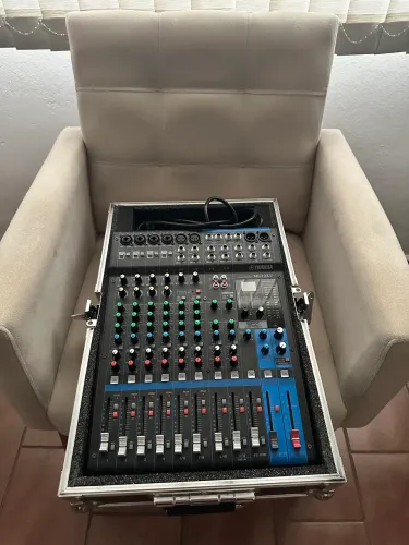 Mesa de som Yamaha MG12XU em excelente estado de conservação.  Equipamento muito confiável