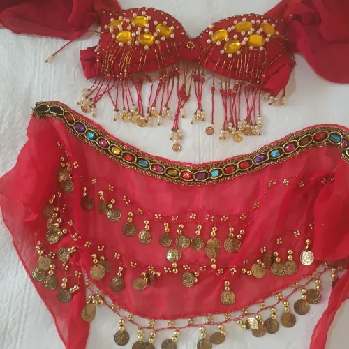 Conjunto de Dança do Ventre Vermelho com Strass e Moedas