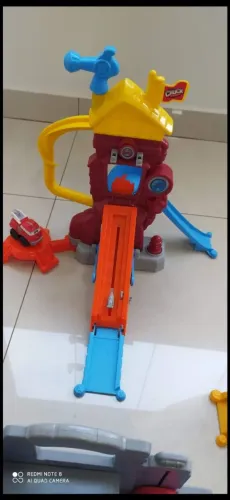 Pista interativa de brinquedo Chuck e os amigos 