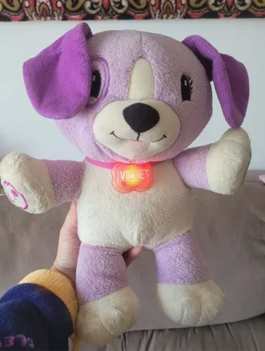 Pelúcia Interativa Violet da LeapFrog Ingles