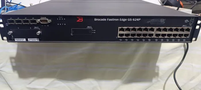 Switch Brocade Fastiron Edge GS 624P - 24 portas