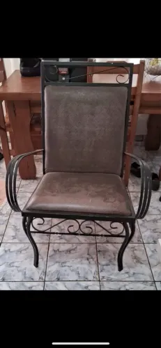 Cadeira antiga em Ferro com Assento  Estofado
