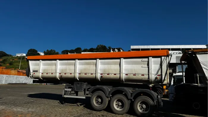 Carreta caçamba pastre