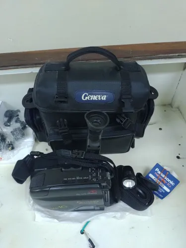 Filmadoras 1u Panasonic, fita VHS e outra filma embaixo d"agua.