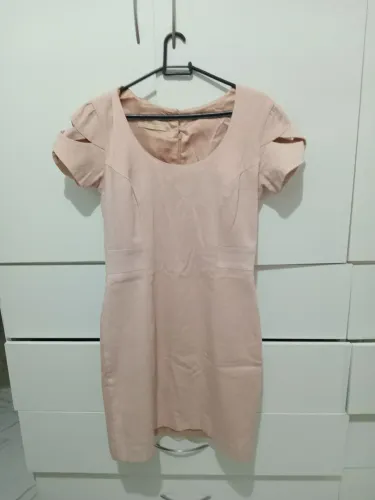 Vestido Bege com Detalhe nos Ombros