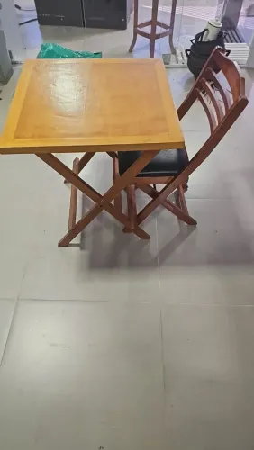 Conjunto de mesa e cadeiras dobráveis