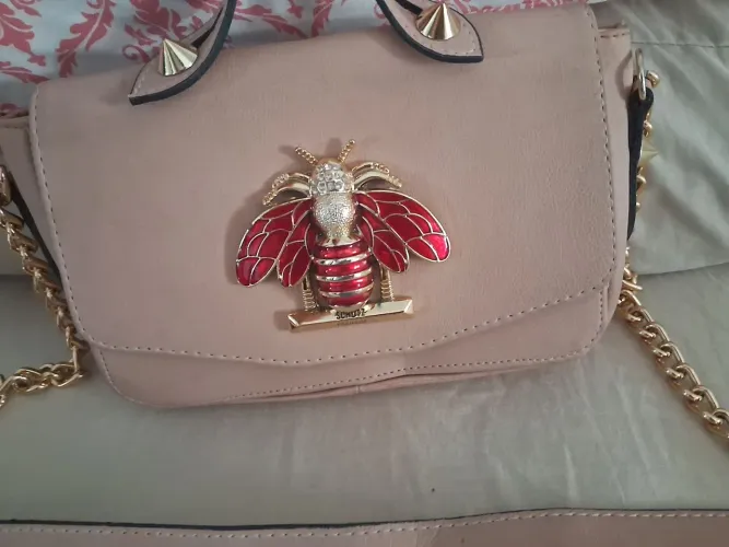 Bolsa Schutz com Detalhe de abelha