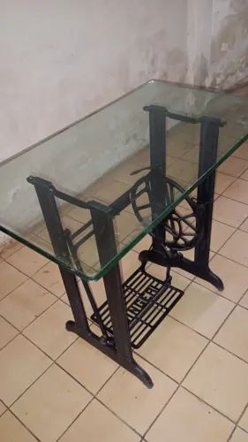 Mesa com base de máquina de costura Singer/troco por aparador ou mesa de mármore 