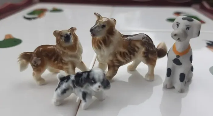 Lote com 4 bibelôs antigos em porcelana representando cachorrinhos miniaturas antigas