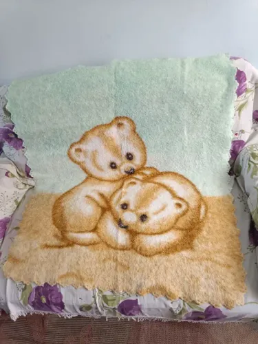 Cobertor com desenho do urso.