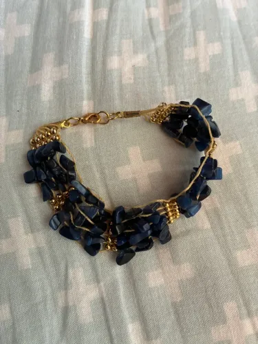 Pulseira Azul com Detalhes Dourados e pedras azuis escuras