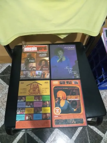 DVDs de Samba e MPB 4 reais cada.