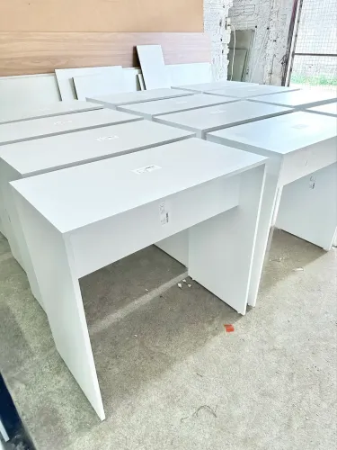 MESA SIMPLES DE ESCRITÓRIO DISPONÍVEL A PRONTA ENTREGA