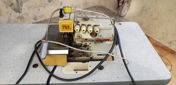 Máquina de costura industrial SIRUBA 757D