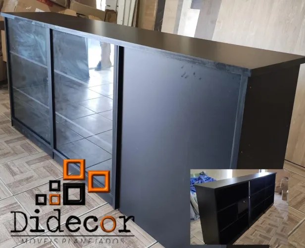 Balcão vitrine no MDF preto