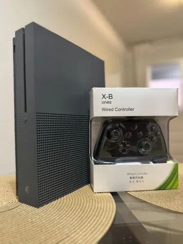 Xbox One S + Controlador com Fio Novo!