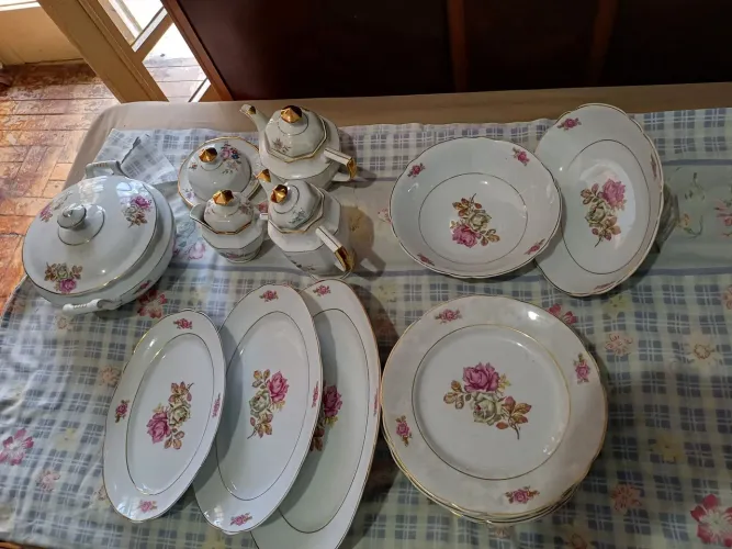 VENDO APARELHO DE JANTAR ,CAFÉ E CHÁ DE PORCELANA