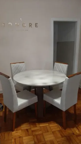 Mesa de jantar com 4 cadeiras