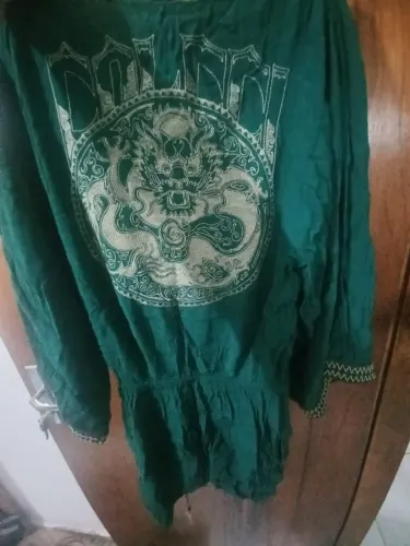 Vestido Kimono Colcci, curto, com estampa inspirada na cultura japonesa.