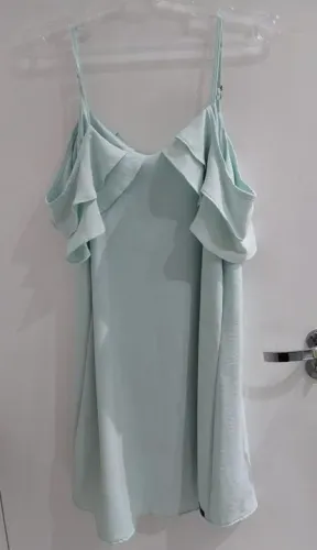 Vestido feminino verde claro com babados
