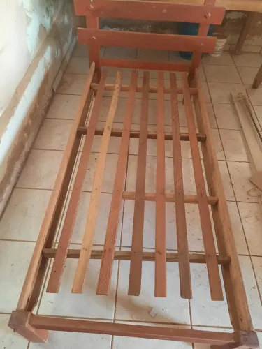 Cama de madeira artesanal