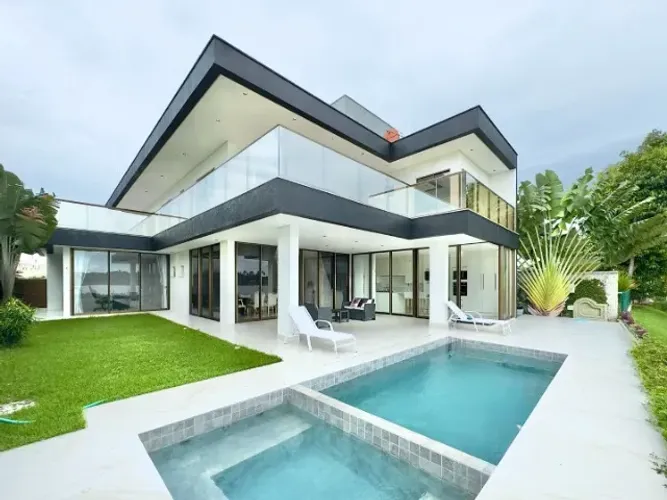 Casa no Azur com 05 suítes, Eusébio.