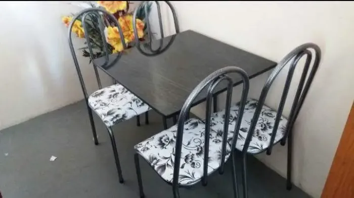 Mesa tubular de 4 cadeiras 