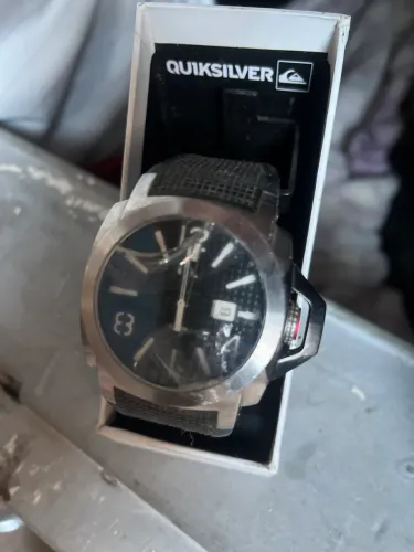 Relógio quiksilver vidro trincado apenas