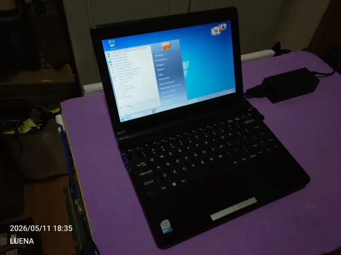 Notebook de 10 polegadas sem marca definida com Windows 7.