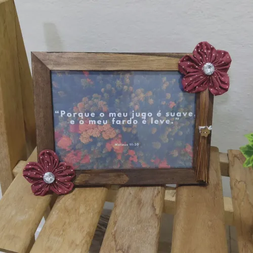 Porta retrato de madeira decorado com flores de tecido