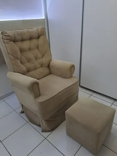 Poltrona de Amamentação com Puff