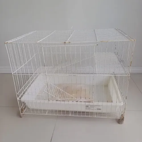 Gaiola para roedores com escada em excelente estado na cor branca